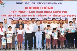 Lãnh đạo TP Đồng Nai dự lễ ra mắt mô hình Thư viện sách giáo khoa dùng chung ở phường Đồng Xoài. Ảnh Quang Minh