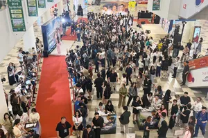 Sảnh chờ Trung tâm thương mại SC VivoCity TPHCM treo các màn hình quảng bá thương hiệu - Ảnh: SC