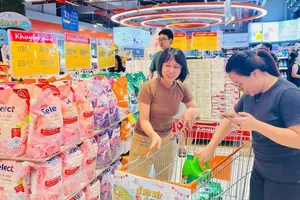  Các nhà bán lẻ tăng cường tổ chức nhiều hoạt động kích cầu (ẢNH: MINH CHÂU)