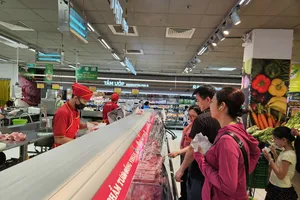 Người tiêu dùng yên tâm hơn khi chọn thực phẩm ở siêu thị (PHÚC ANH)