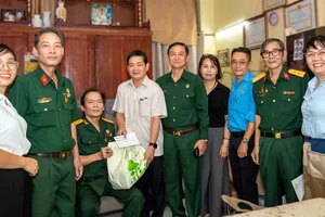 Tổng Giám đốc SATRA Lâm Quốc Thanh (giữa) thăm và tặng quà thương bệnh binh Bùi Văn Nguyên. Ảnh: SATRA