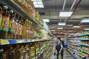 Người iêu dùng lựa chọn dầu ăn tại kênh siêu thị (ẢNH: KHÁNH MY)