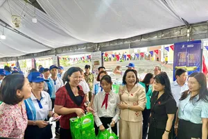 Các gia đình chính sách và người dân có hoàn cảnh khó khăn trên địa bàn TP. Cần Thơ mua hàng tại Phiên chợ 0 đồng - Ảnh: MINH CHÂU