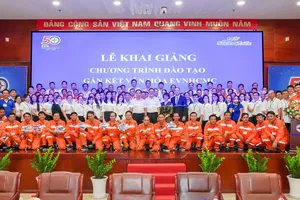 Lãnh đạo EVNHCMC và các học viên tại lễ khai giảng chương trình đào tạo gắn kết văn hóa EVNHCMC. Ảnh Duy Đoàn