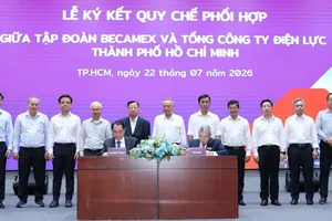 Tổng Giám đốc EVNHCMC và Tổng Giám đốc Becamex Group ký kết Quy chế phối hợp dưới sự chứng kiến của ban lãnh đạo hai đơn vị (ẢNH: DUY ĐOÀN)