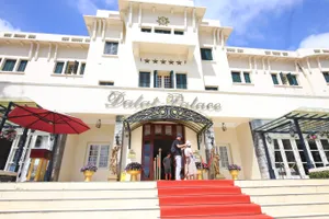 Mặt tiền khách sạn Dalat Palace mang vẻ cổ kính và sang trọng (ẢNH: VĂN PHONG)