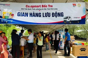 Người dân Vĩnh Long mua hàng Việt lưu động do siêu thị Co.opmart tổ chức (CHÂU ANH)