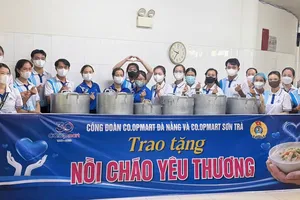 Cán bộ, nhân viên Co.opmart Đà Nẵng và Co.opmart Sơn Trà chuẩn bị những suất cháo miễn phí trao đến bệnh nhân tại Bệnh viện Ung bướu Đà Nẵng (HỒNG ANH)