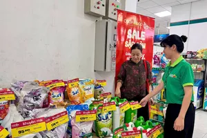 Người dân mua sắm tại “Phiên chợ hạnh phúc” ở Hà Nội (HOÀNG HÀ)