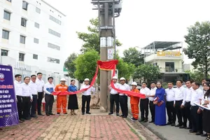 Lễ gắn biển khánh thành công trình của Công ty Điện lực Bình Dương (ẢNH: MINH VIỆT)