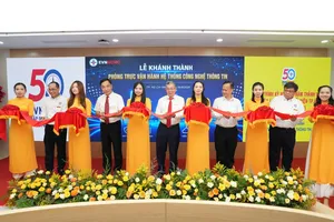 Ông Nguyễn Văn Thanh - Tổng Giám đốc EVNHCMC (giữa) cùng các đại biểu cắt băng khánh thành NOC. Ảnh Duy Đoàn.