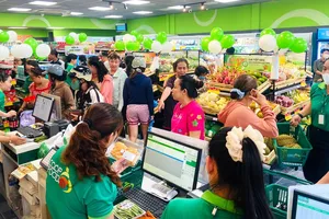 Khách hàng mua sắm tại một cửa hàng Co.op Food vừa khai trương đầu tháng 8 tại TPHCM (ẢNH: HỒNG CHÂU)