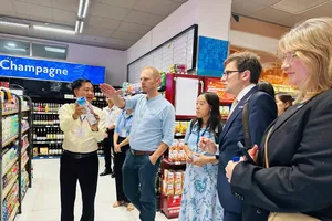 Đoàn doanh nghiệp Ba Lan tìm hiểu mô hình bán lẻ tại Co.opmart xa lộ Hà Nội, TPHCM (ẢNH: HỒNG ANH)