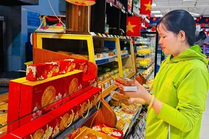 Bánh trung thu Co.op Bakery được nhiều khách hàng chọn lựa (ANH ĐỨC)