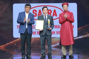 Tổng Giám đốc SATRA Lâm Quốc Thanh, đại diện SATRA nhận danh hiệu "Dấu ấn thương hiệu Việt hàng đầu" mùa 2-2026 (ẢNH: SATRA)