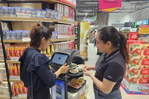 Saigon Co.op đưa robot vào các điểm bán Co.opmart để phục vụ khách hàng (ẢNH: NGỌC ANH)