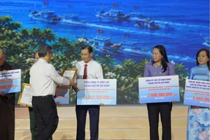 Ông Phạm Văn Thảo – Phó Chủ tịch Công đoàn EVNHCMC đại diện EVNHCMC trao số tiền 4.057.725.000 đồng ủng hộ Quỹ “Vì biển đảo quê hương - Vì tuyến đầu Tổ quốc” TP.HCM.