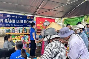 Người dân Cần Thơ mua hàng lưu động tại điểm bán của Co.opmart Vị Thanh tổ chức (MINH ANH)