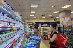 Khách hàng mua sắm hóa mỹ phẩm tại siêu thị Co.opmart (MINH HẠNH)