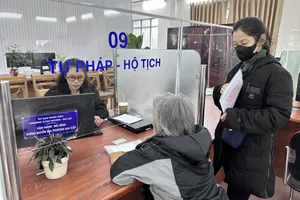 Người dân làm thủ tục hành chính tại Trung tâm Phục vụ hành chính công phường Xuân Hương - Đà Lạt (tỉnh Lâm Đồng) (ẢNH: ĐOÀN KIÊN)
