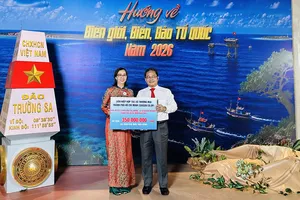 Đại diện Saigon Co.op trao bảng tượng trưng 350 triệu đồng ủng hộ Chương trình “Hướng về biên giới, biển, đảo Tổ quốc” năm 2026 (ẢNH: CHÂU ANH)