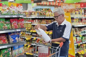 Người tiêu dùng cân nhắc kỹ giá bán, thành phần và công dụng khi lựa chọn sản phẩm tại siêu thị (ẢNH: NGỌC THÙY)