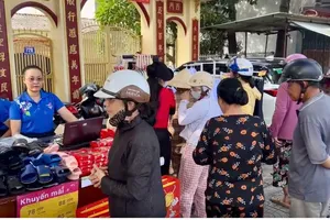 Chuyến xe bán hàng lưu động tại phường Phước Thắng, TPHCM thu hút người dân mua sắm (ẢNH: HỒNG ANH)