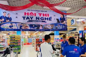 Nhân viên siêu thị được chuẩn hóa kỹ năng phục vụ khách hàng (ẢNH HỒNG CHÂU)