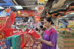 Bánh trung thu được làm từ nông sản thu hút khách mua (ẢNH: MAI ANH)