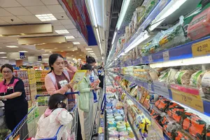 Thực phẩm lên men đa dạng phục vụ khách hàng (ẢNH: AN CHI)