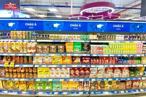 Phân khu theo xuất xứ của hàng nhập khẩu tại Co.opXtra Vạn Hạnh (ẢNH: MINH NHI)
