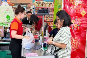 Khách hàng mua sắm tại SatraMart Phạm Hùng, TPHCM, trong những ngày cận lễ Quốc khánh 2-9. (Ảnh: HOÀNG HÙNG)
