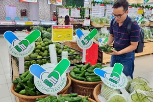 Sản phẩm “Tick xanh trách nhiệm” được ưu tiên quầy kệ tại hệ thống bán lẻ SATRA (ẢNH: HOÀNG HÙNG)