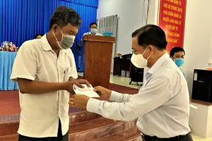 Công ty TNHH MTV Xổ số Kiến thiết Sóc Trăng trao tiền hỗ trợ cho 6.300 người bán vé số lẻ