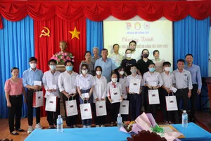 Tập đoàn IMC trao hàng nghìn phần quà thiết thực đến các hoàn cảnh cơ cực ở nhiều tỉnh thành