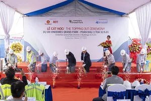 Hòa Bình cất nóc vượt tiến độ dự án VinHomes Grand Park Phân khu 3