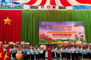 Công ty XSKT tỉnh Bà Rịa - Vũng Tàu trao 50 phần quà cho học sinh Trường Tiểu học Hạ Long