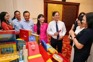 Công ty Cổ phần Nước giải khát Yến sào Khánh Hòa nhận Giấy khen của Cục Thuế