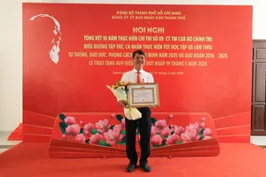 Chủ tịch HĐTV Công ty XSKT TPHCM Nguyễn Quốc Chiến nhận Huy hiệu 30 năm tuổi Đảng