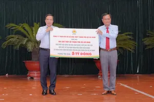 Công ty TNHH MTV Xổ số kiến thiết TPHCM và Hội Chữ thập đỏ tiếp sức cho bệnh nhân nghèo và học sinh vượt khó 