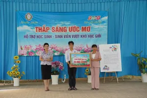 Học bổng "Thắp sáng ước mơ" tiếp sức cho nam sinh Đồng Tháp có cha làm thuê, nuôi ước mơ trở thành giáo viên