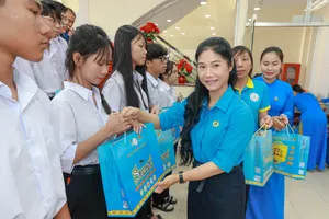 Công ty Yến sào Khánh Hòa: Trao gần 800 triệu đồng cho các em học sinh giỏi 