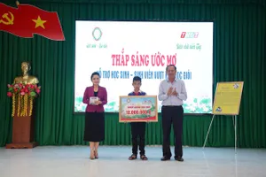 Công ty TNHH MTV Xổ số kiến thiết Đồng Tháp trao học bổng “Thắp sáng ước mơ”