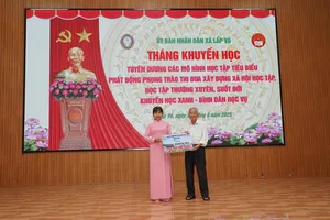 Công ty TNHH MTV Xổ số kiến thiết Đồng Tháp trao học bổng nhân tháng khuyến học