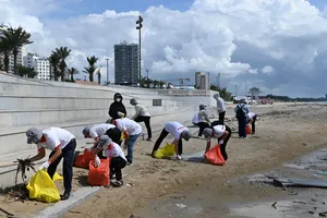 CB-CNV Vedan Việt Nam chung tay dọn rác bảo vệ môi trường tại bãi biển Vũng Tàu