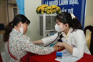 Công ty XSKT Đồng Tháp : Khám bệnh, cấp thuốc miễn phí cho 300 người bán vé số lẻ