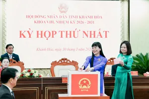 Chủ tịch Yến sào Khánh Hòa Trịnh Thị Hồng Vân nhận giấy chứng nhận Đại biểu HĐND Tỉnh khóa VIII