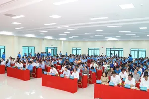 Lãnh đạo UBND tỉnh Khánh Hòa gặp gỡ, đối thoại với đoàn viên, người lao động