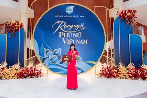 Chủ tịch HĐTV Công ty Yến sào Khánh Hòa Trịnh Thị Hồng Vân nhận giải thưởng Phụ nữ Việt Nam 2026