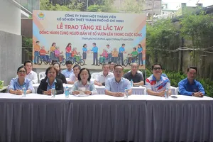 XSKT Thành phố Hồ Chí Minh tặng 30 xe lắc tay cho người khuyết tật bán vé số